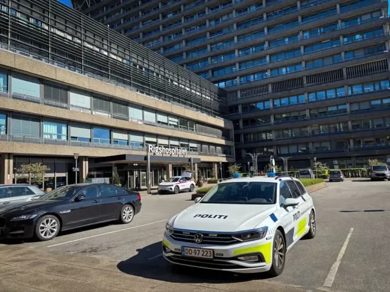 Efter flere års efterlysning: 27-årig sigtet i tre drab er udleveret til Danmark