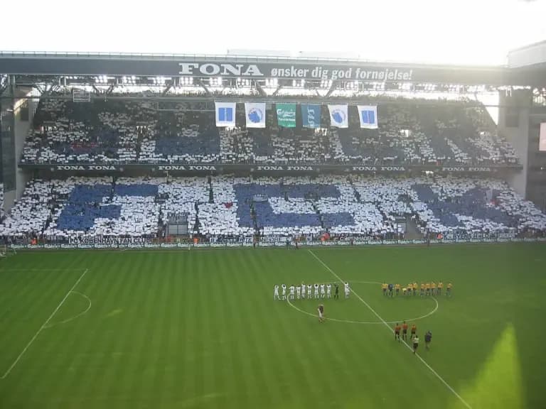 FC København og Vejle Boldklub mødes på banen. FCK's spillere varmer op før kampen.