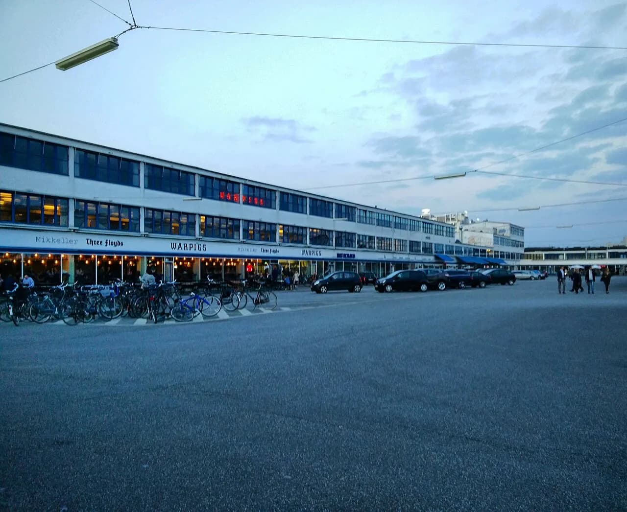 Et billede fra Kødbyen i København. Området er kendt for sin historiske tilknytning til kød- og fødevareproduktion og for den senere omdannelse til byliv og kultur.