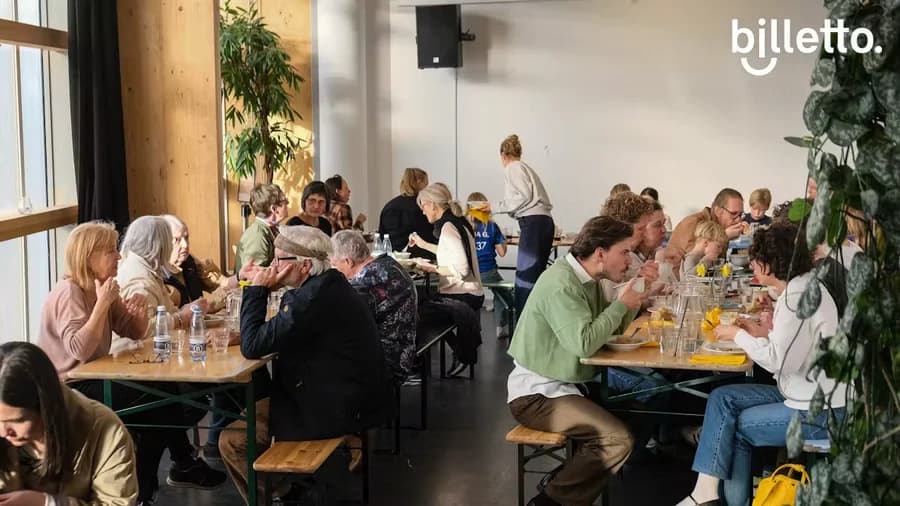 Fællesspisning i Prismen X workshop med Maya
