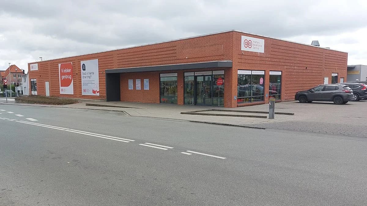 Brick building with recycling signs on Bogensevej 62 in Odense