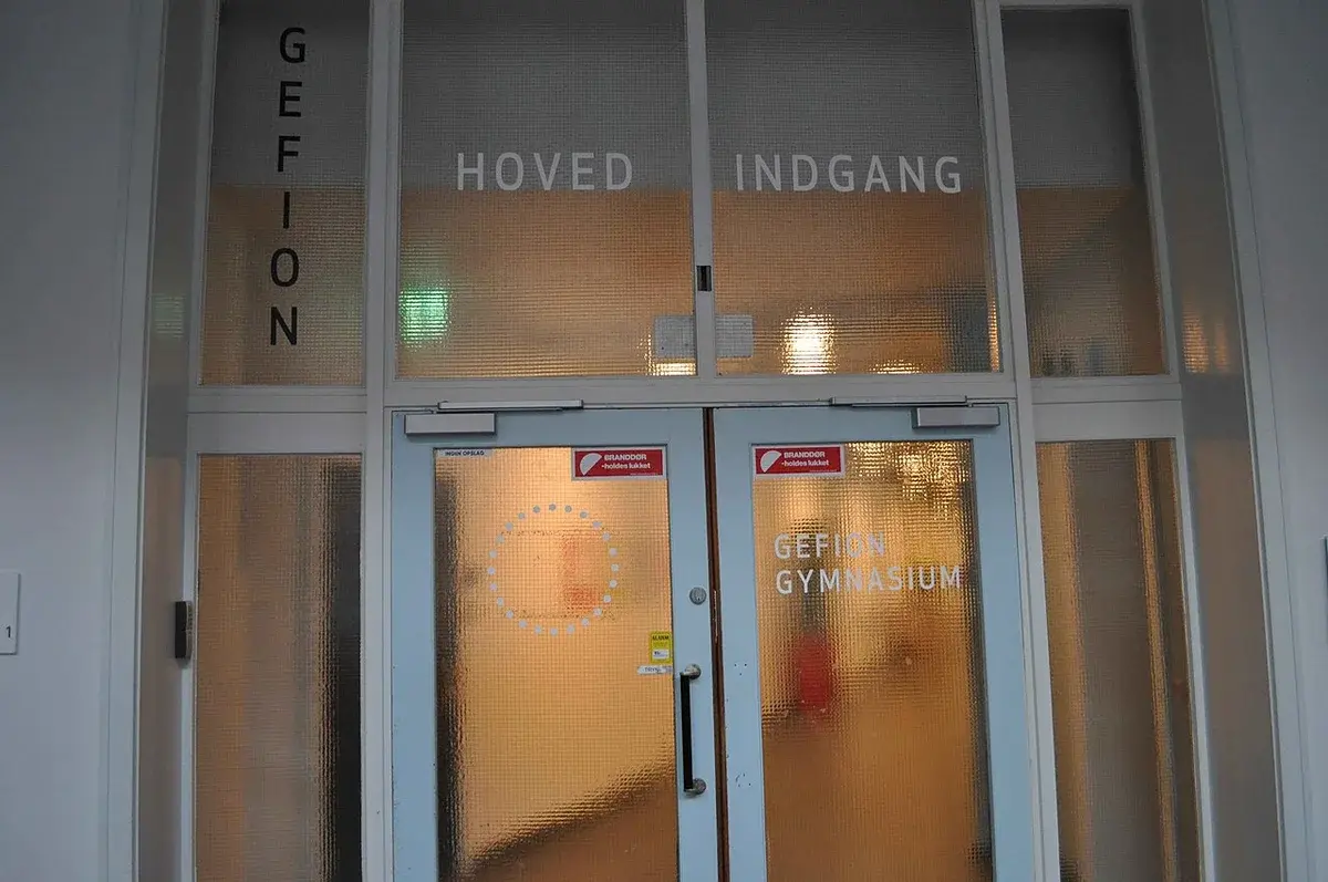 Entrance to Gefion Gymnasium with glass doors and facade.